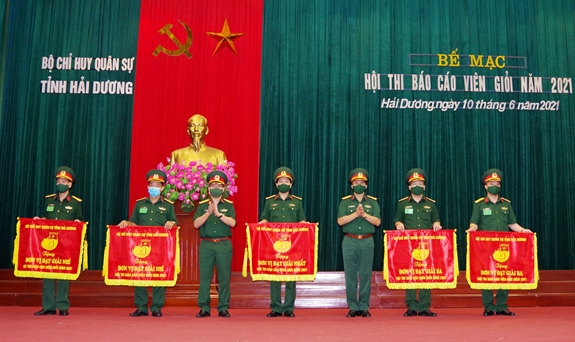 Đại diện Ban CHQS huyện Ninh Giang (thứ 2 từ trái sang) nhận giải nhì trong Hội thi báo cáo viên giỏi năm 2021 do Bộ CHQS tỉnh Hải Dương tổ chức.
